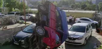 Bayrampaşa: Bayrampaşa'da, freni boşalan kamyonet park halindeki 2 aracın üstüne devrildi Bayrampaşa: Bayrampaşa'da, freni boşalan kamyonet park halindeki 2 aracın üstüne devrildi