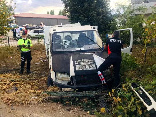 Kamyonet beton direğe çarparak bahçeye girdi: 1 ölü, 1 yaralı