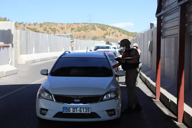 Mobil sağlık ekipleri, jandarma kontrol noktasında sürücü ve yolcuları aşılıyor Mobil sağlık ekipleri, jandarma kontrol noktasında sürücü ve yolcuları aşılıyor