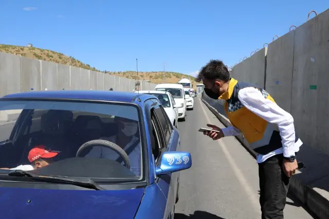 Mobil sağlık ekipleri, jandarma kontrol noktasında sürücü ve yolcuları aşılıyor