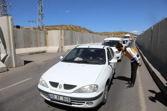 Mobil sağlık ekipleri, jandarma kontrol noktasında sürücü ve yolcuları aşılıyor