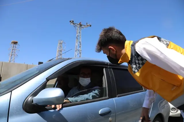 Mobil sağlık ekipleri, jandarma kontrol noktasında sürücü ve yolcuları aşılıyor