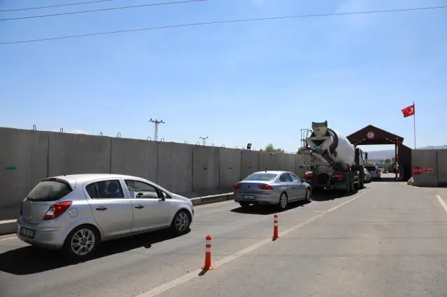 Mobil sağlık ekipleri, jandarma kontrol noktasında sürücü ve yolcuları aşılıyor