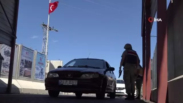 Bingöl'de sağlık ekipleri, jandarma kontrol noktasında aşılama çalışması yaptı Bingöl'de sağlık ekipleri, jandarma kontrol noktasında aşılama çalışması yaptı