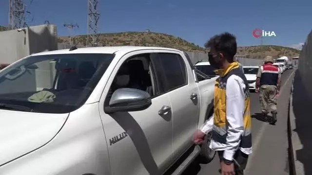 Bingöl'de sağlık ekipleri, jandarma kontrol noktasında aşılama çalışması yaptı