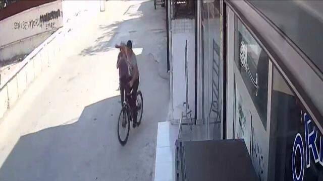 Bisikletle takip ettiği kadının kolyesini kapıp kaçtı! Pişkince 'Ne çekiyorsunuz? Adam mı öldürdük?' dedi