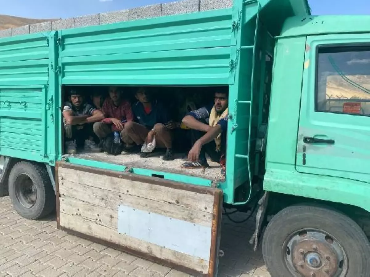 Briket yüklü kamyonette 27 kaçak göçmen yakalandı