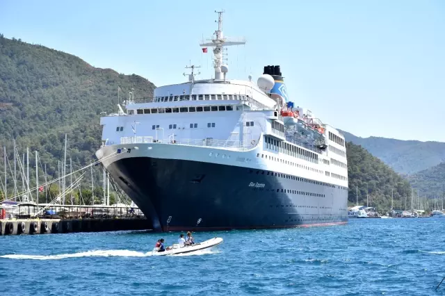 Dev yolcu gemisi sadece 7 saatliğine Marmaris'e geldi Dev yolcu gemisi sadece 7 saatliğine Marmaris'e geldi