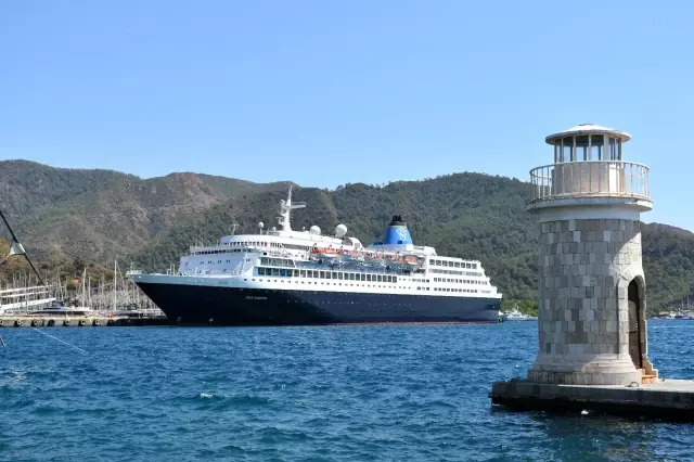 Dev yolcu gemisi sadece 7 saatliğine Marmaris'e geldi