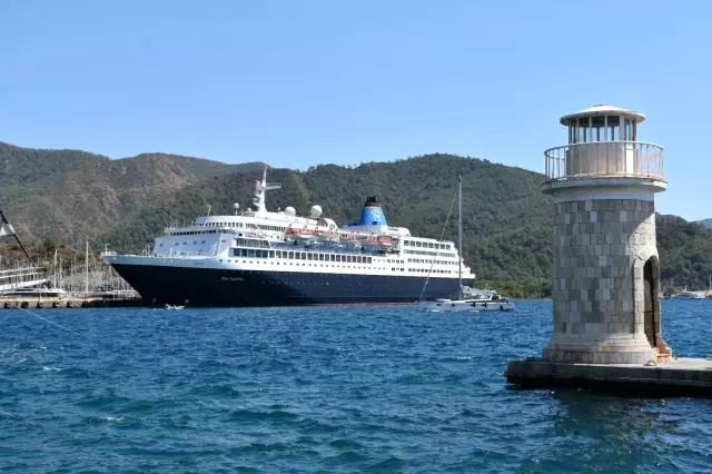 Dev yolcu gemisi sadece 7 saatliğine Marmaris'e geldi