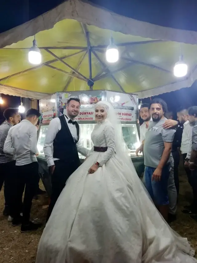 Düğünden sonra uçan sandalyenin altında buluştular