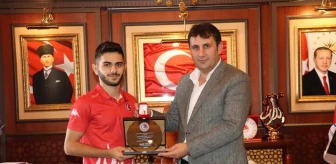 Dünya 3'üncüsü olan Erzurumlu işitme engelli güreşçi altınla ödüllendirildi