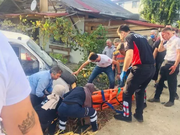 ELEKTRİK DİREĞİNE ÇARPAN KAMYONET EVİN BAHÇESİNE UÇTU: 1 ÖLÜ, 1 YARALI