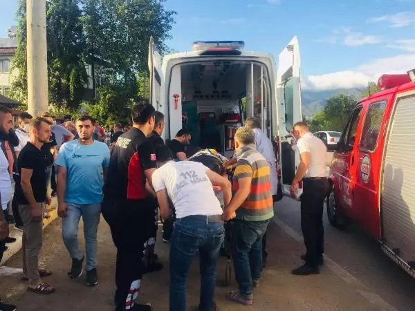 ELEKTRİK DİREĞİNE ÇARPAN KAMYONET EVİN BAHÇESİNE UÇTU: 1 ÖLÜ, 1 YARALI