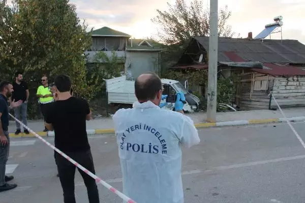 ELEKTRİK DİREĞİNE ÇARPAN KAMYONET EVİN BAHÇESİNE UÇTU: 1 ÖLÜ, 1 YARALI