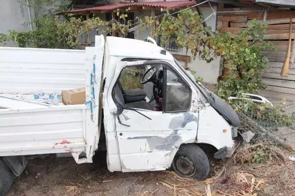 ELEKTRİK DİREĞİNE ÇARPAN KAMYONET EVİN BAHÇESİNE UÇTU: 1 ÖLÜ, 1 YARALI