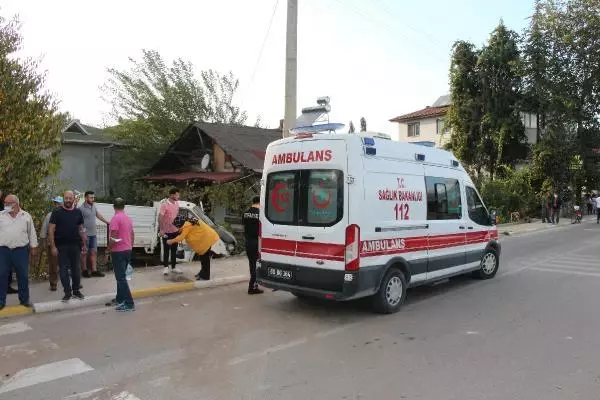ELEKTRİK DİREĞİNE ÇARPAN KAMYONET EVİN BAHÇESİNE UÇTU: 1 ÖLÜ, 1 YARALI