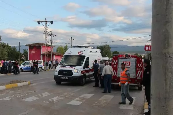 ELEKTRİK DİREĞİNE ÇARPAN KAMYONET EVİN BAHÇESİNE UÇTU: 1 ÖLÜ, 1 YARALI