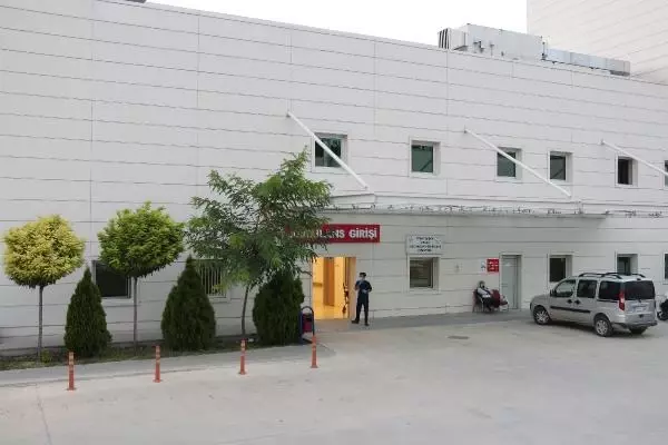ELEKTRİK DİREĞİNE ÇARPAN KAMYONET EVİN BAHÇESİNE UÇTU: 1 ÖLÜ, 1 YARALI