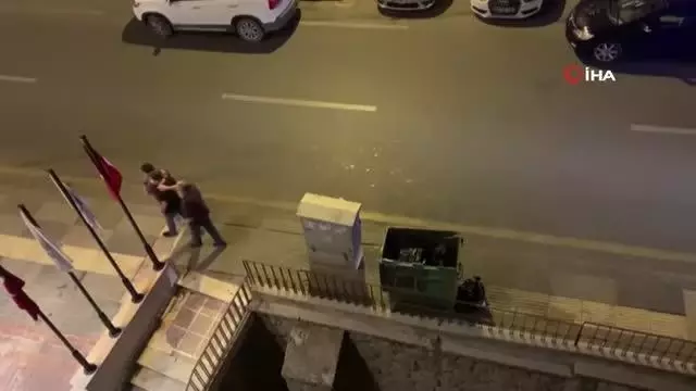 Görme engelli şeridinin üzerinde duran çöp konteyneri geçişleri engelliyor Görme engelli şeridinin üzerinde duran çöp konteyneri geçişleri engelliyor