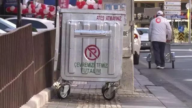 Görme engelli şeridinin üzerinde duran çöp konteyneri geçişleri engelliyor