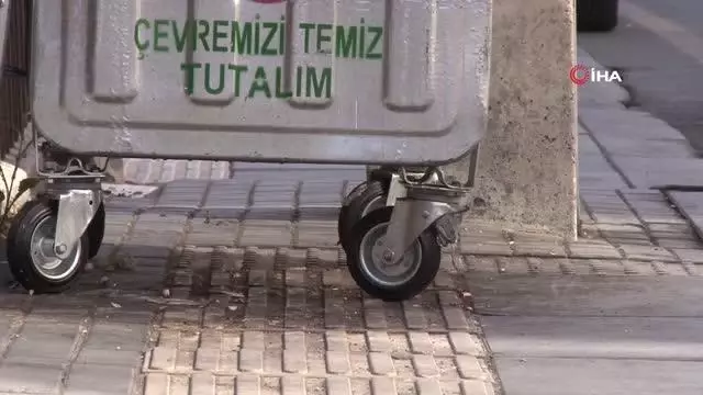 Görme engelli şeridinin üzerinde duran çöp konteyneri geçişleri engelliyor