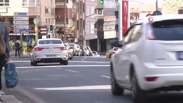 Görme engelli şeridinin üzerinde duran çöp konteyneri geçişleri engelliyor