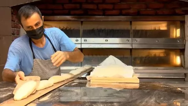 İstanbul'un 5 ilçesinde ekmek fiyatının 2 TL'den 2.5 TL'ye yükselmesi tartışma yarattı İstanbul'un 5 ilçesinde ekmek fiyatının 2 TL'den 2.5 TL'ye yükselmesi tartışma yarattı