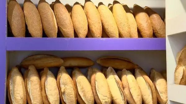 İstanbul'un 5 ilçesinde ekmek fiyatının 2 TL'den 2.5 TL'ye yükselmesi tartışma yarattı İstanbul'un 5 ilçesinde ekmek fiyatının 2 TL'den 2.5 TL'ye yükselmesi tartışma yarattı