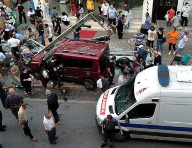 İstanbul'da hafif ticari araç, yolcu dolu otobüs durağına daldı: 1 ölü, 7 yaralı