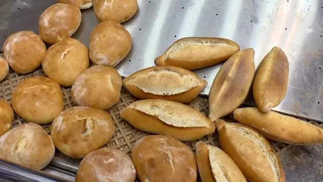 İstanbul'un 5 ilçesinde ekmek fiyatının 2 TL'den 2.5 TL'ye yükselmesi tartışma yarattı İstanbul'un 5 ilçesinde ekmek fiyatının 2 TL'den 2.5 TL'ye yükselmesi tartışma yarattı
