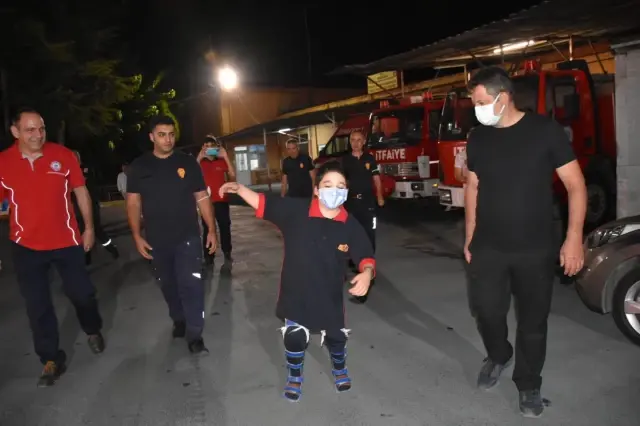 Son dakika haberleri... İtfaiyeci ve polis abilerinden serebral palsili Hamza'ya sürpriz doğum günü kutlaması