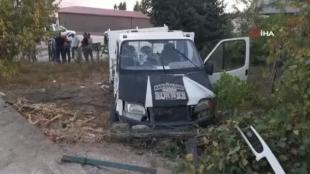 Kamyonet beton direğe çarparak bahçeye girdi: 1 ölü, 1 yaralı