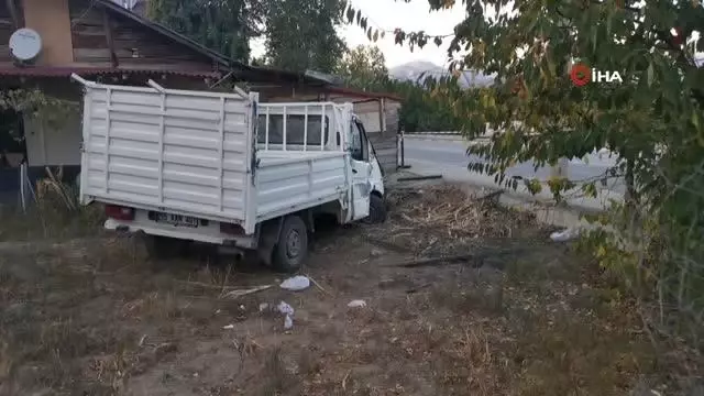 Kamyonet beton direğe çarparak bahçeye girdi: 1 ölü, 1 yaralı