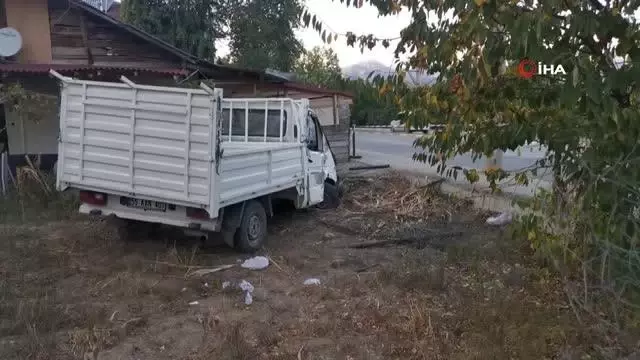 Kamyonet beton direğe çarparak bahçeye girdi: 1 ölü, 1 yaralı