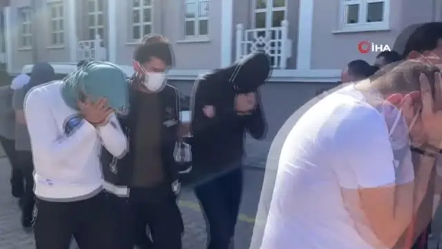 Kendilerini savcı ve polis gibi tanıtıp vatandaşları 3 milyon dolandıran 11 şüpheli yakalandı