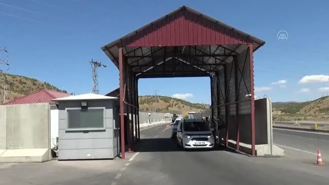 Mobil sağlık ekipleri, jandarma kontrol noktasında sürücü ve yolcuları aşılıyor