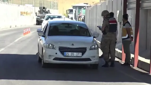 Mobil sağlık ekipleri, jandarma kontrol noktasında sürücü ve yolcuları aşılıyor