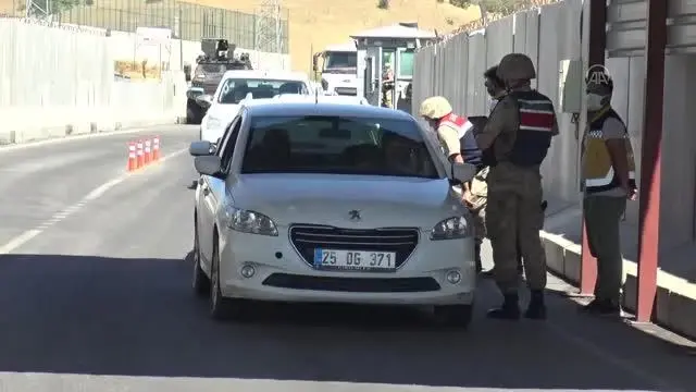 Mobil sağlık ekipleri, jandarma kontrol noktasında sürücü ve yolcuları aşılıyor
