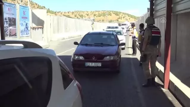 Mobil sağlık ekipleri, jandarma kontrol noktasında sürücü ve yolcuları aşılıyor