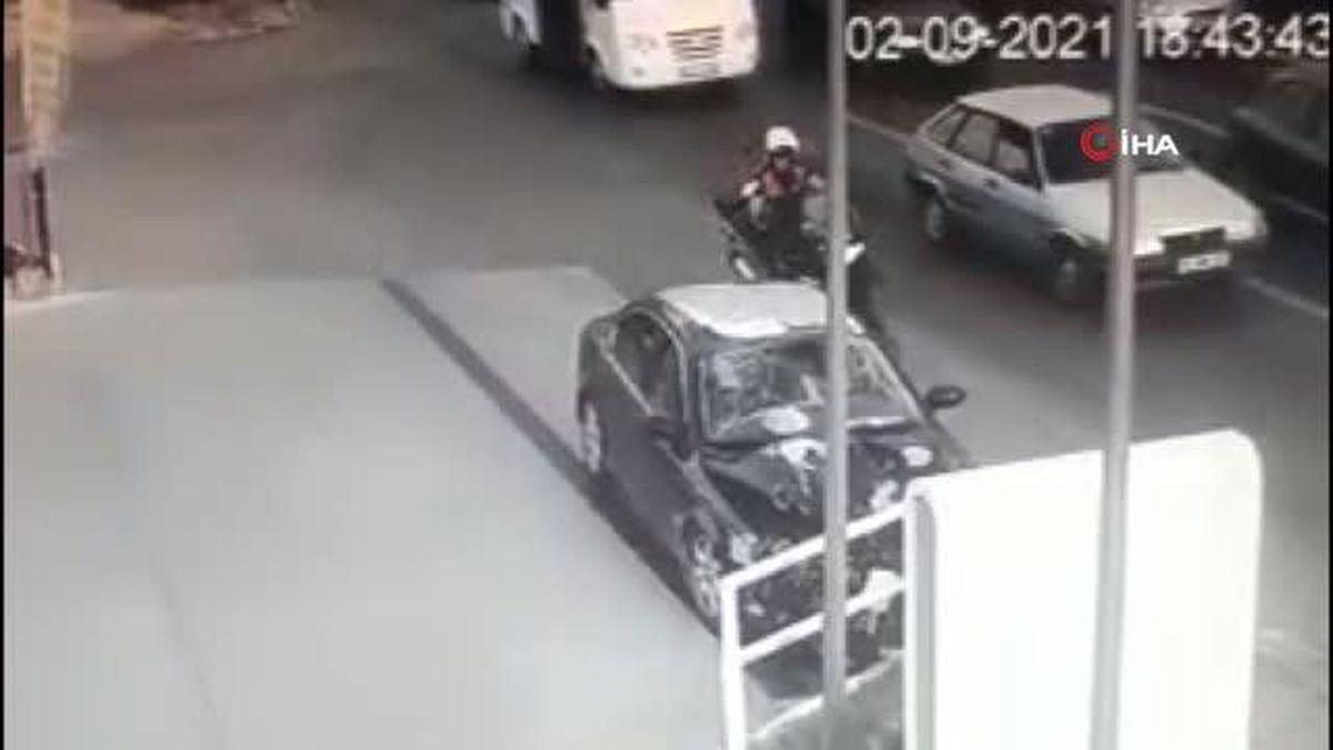 Polisten kaçarken servis bekleyen kadına çarpan iki şüpheli suç makinesi çıktı