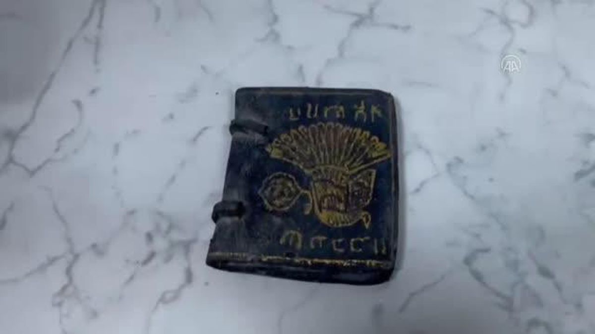 Roma dönemine ait olduğu değerlendirilen altın yaldızlı kitap ele geçirildi