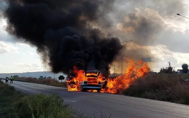Seyir halindeki araç bir anda alev topuna döndü! Sürücüsü kendini can havliyle dışarı attı