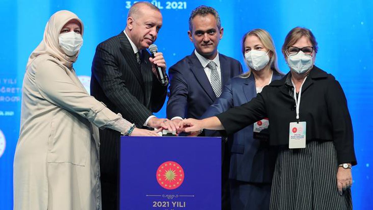 Son dakika: 20 bin öğretmenin atamasını gerçekleştiren Cumhurbaşkanı Erdoğan: Okulları açık tutmakta kararlıyız