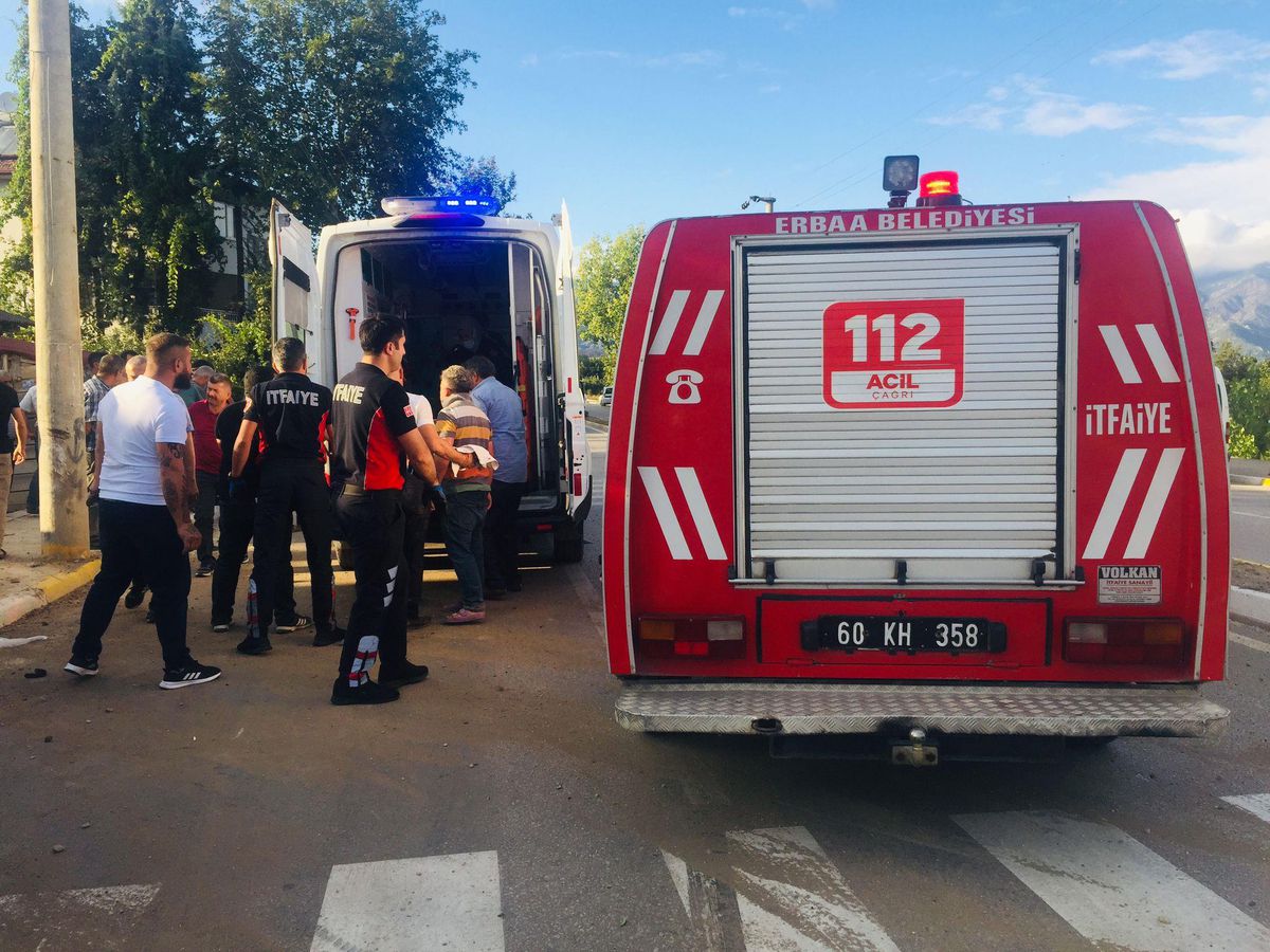 ELEKTRİK DİREĞİNE ÇARPAN KAMYONET EVİN BAHÇESİNE UÇTU: 1 ÖLÜ, 1 YARALI