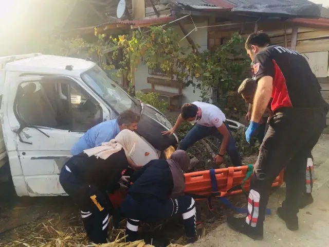 ELEKTRİK DİREĞİNE ÇARPAN KAMYONET EVİN BAHÇESİNE UÇTU: 1 ÖLÜ, 1 YARALI