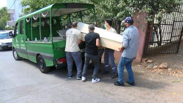 Babasının ölüm haberini sağlıkçılardan aldı