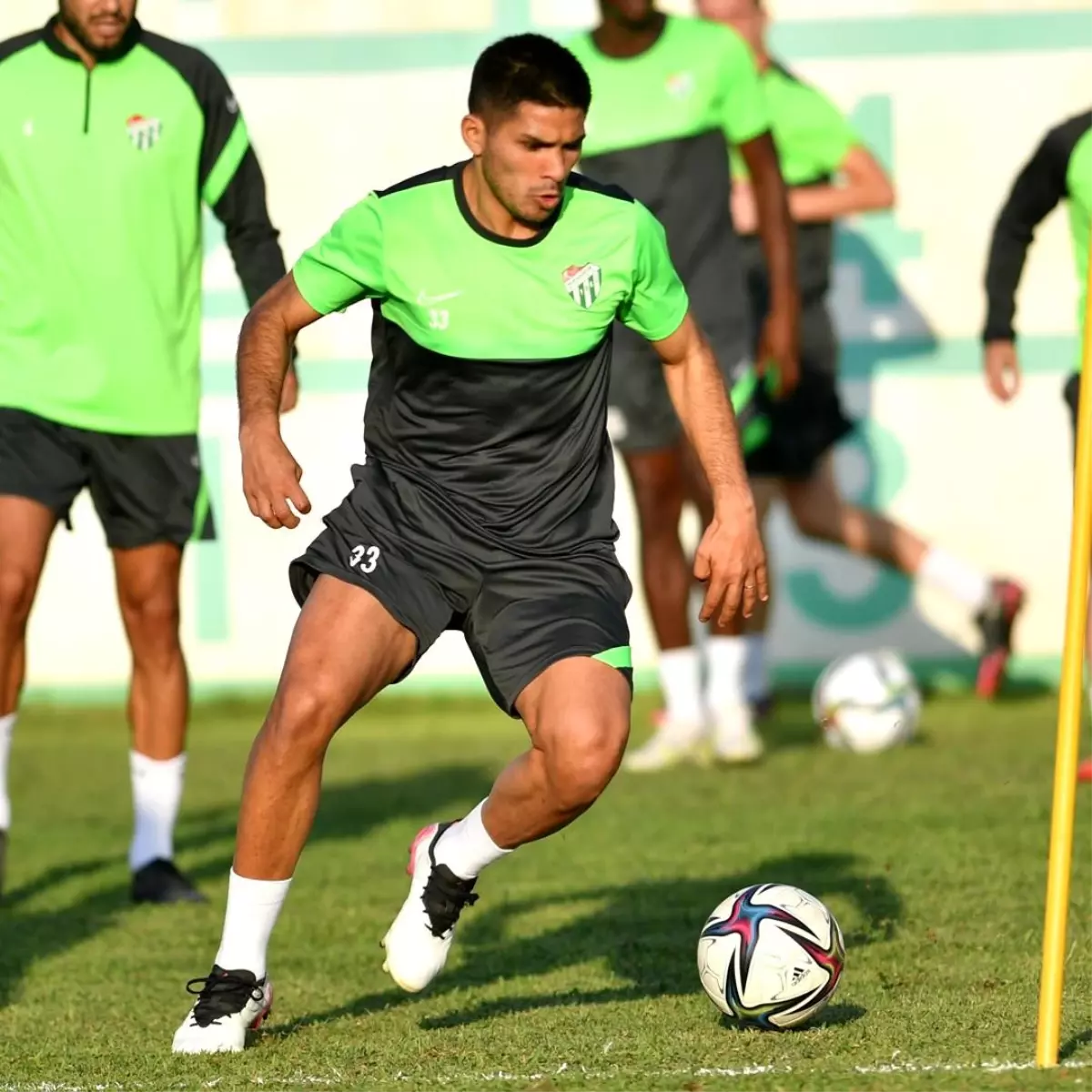 Bursaspor Un Yeni Transferleri Nicolas Zalazar Ve Elton Acolatse Ilk Idmanina Cikti