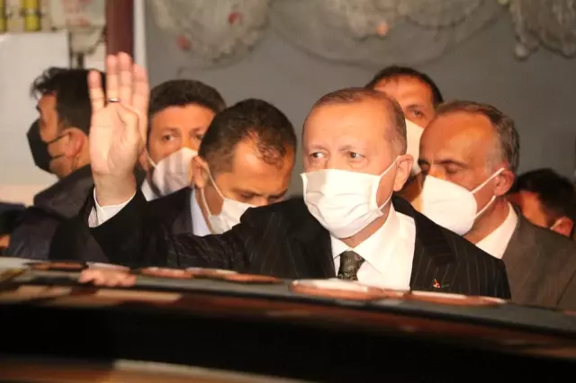 Cumhurbaşkanı Erdoğan, AK Parti Güneysu İlçe Başkanlığını ziyaret etti