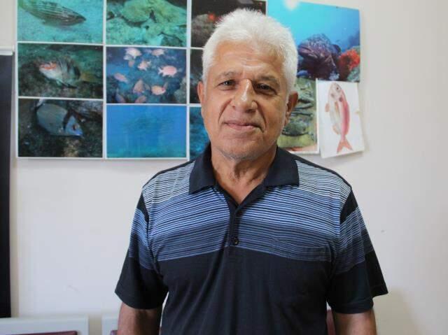 Denizin dibinde görülmemiş olay! Dişisi tehlikeye giren balık kanatlarını açıp, düşmana meydan okudu